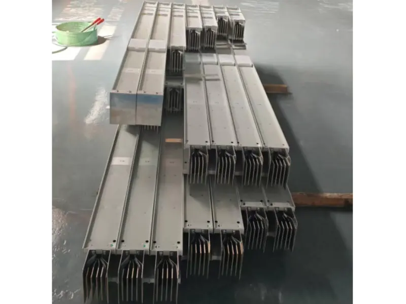 Producător profesionist de autobuze care dă putere sectoarelor industriale și de energie regenerabilă cu soluții personalizate de distribuție a energiei pentru fabrici și centre de date